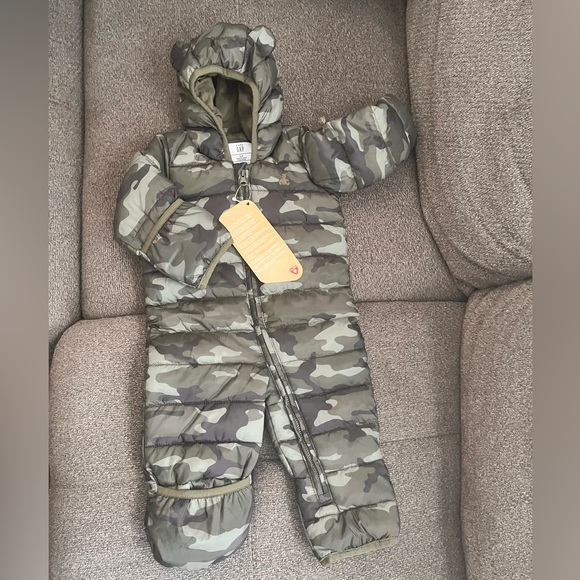 New GAP baby snowsuit - Picture 4 of 4